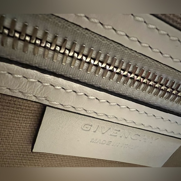 NWT and dust bag Givenchy Signature Antigona Leather bag in white - Picture 4 of 6